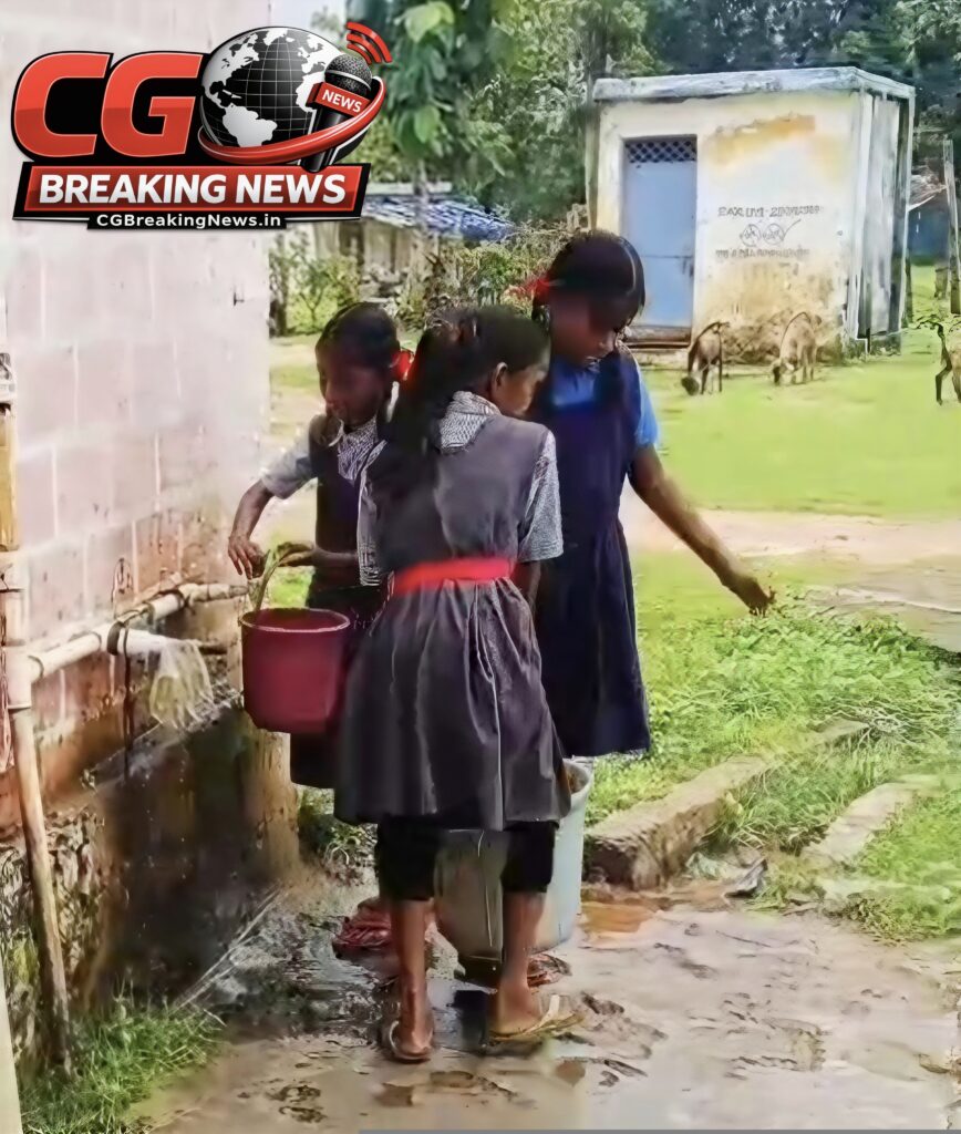 पानी भरते हुए स्कूली विद्यार्थी 