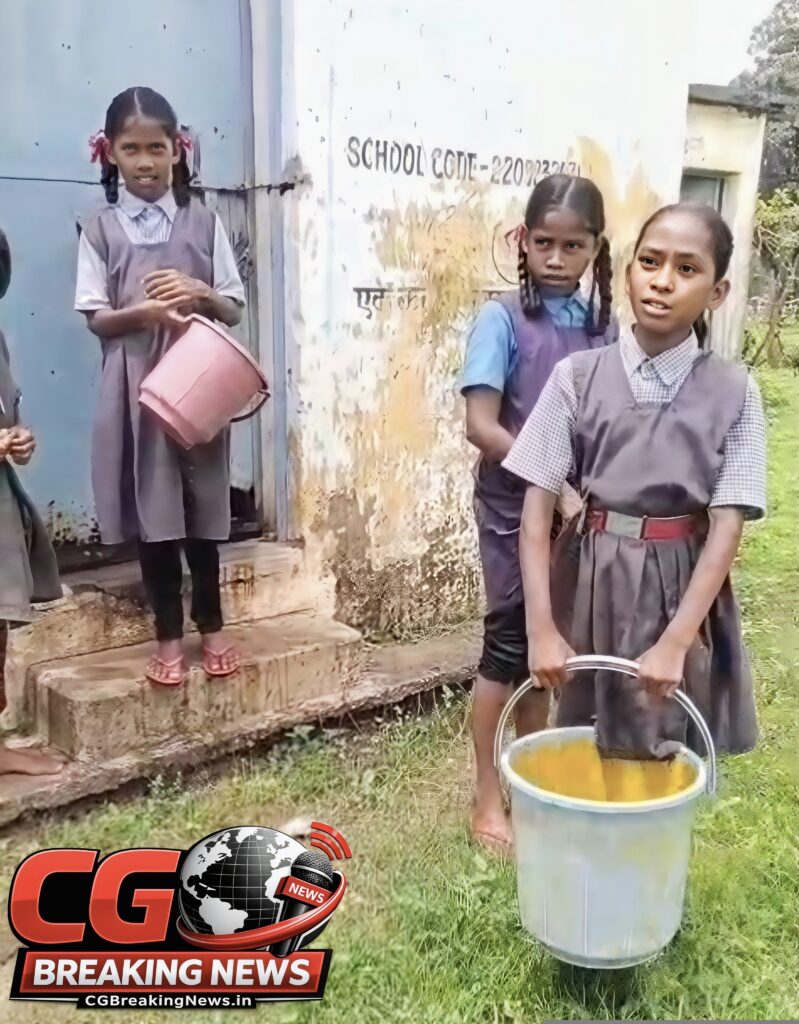 बाल्टी पकडे हुए विद्यार्थिया 
