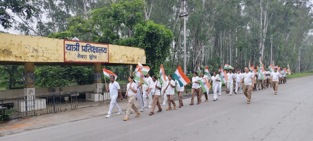 हर घर तिरंगा अभियान के तहत गेवरा क्षेत्र की सड़क पर तिरंगा लेकर रैली निकालते CISF जवान और अधिकारी