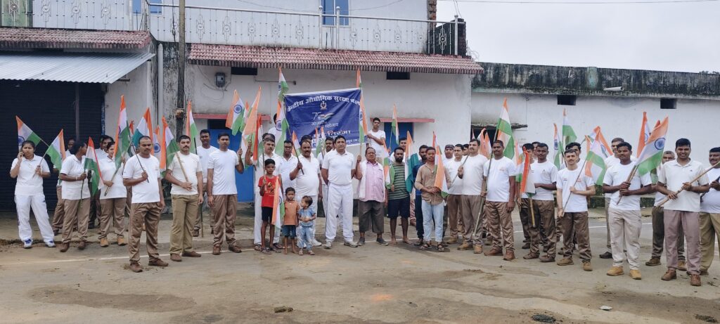 हर घर तिरंगा अभियान के तहत CISF एसईसीएल गेवरा क्षेत्र में तिरंगा झंडे के साथ जवान, अधिकारी और स्थानीय लोग