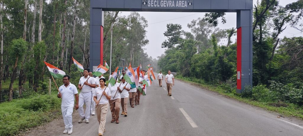 SECL गेवरा एरिया गेट के पास हर घर तिरंगा अभियान के तहत तिरंगा लेकर रैली निकालते CISF जवान और अधिकारी